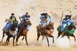 Image du Maroc Professionnelle de  Course typiquement marocaine dite ''la Fantasia'' organisé dans un site désertique sur lequel la ville de Tan Tan a toujours accueilli la majorité des tribus et des grandes familles nomades du désert lors d'un grand moussem, Samedi 24 Mars 2012. (Photo / Abdeljalil Bounhar)

 